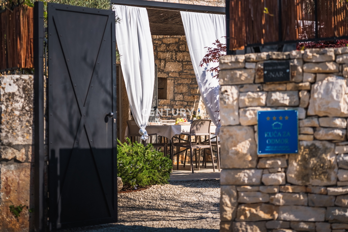 ROVINJ, IN VENDITA BELLA VILLA IN PIETRA RISTRUTTURATA