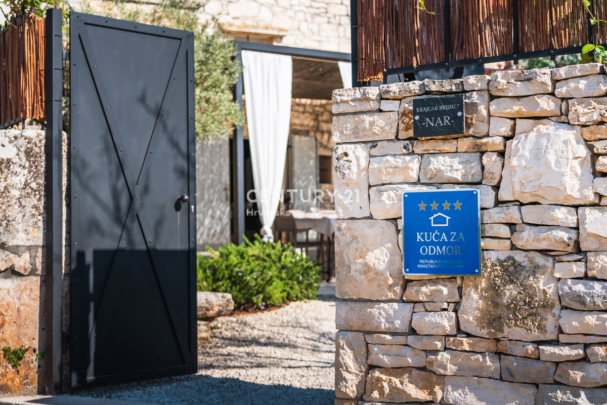 ROVINJ, IN VENDITA BELLA VILLA IN PIETRA RISTRUTTURATA