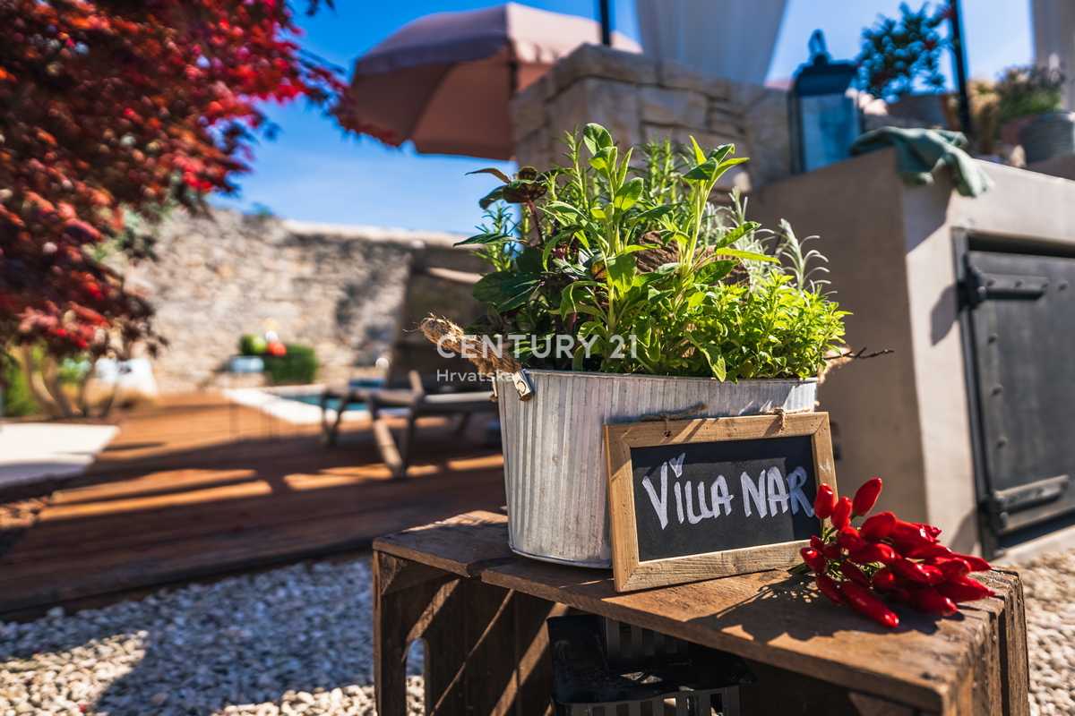 ROVINJ, IN VENDITA BELLA VILLA IN PIETRA RISTRUTTURATA