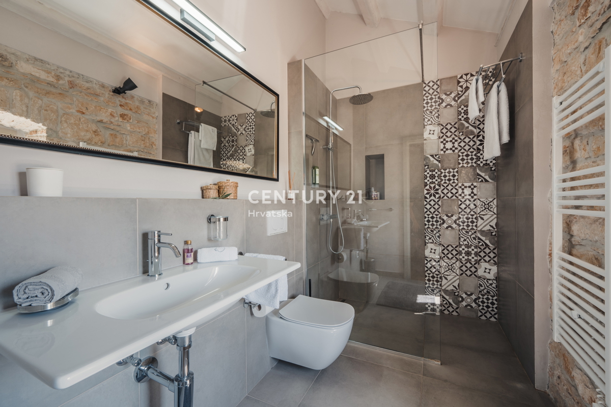 ROVINJ, IN VENDITA BELLA VILLA IN PIETRA RISTRUTTURATA