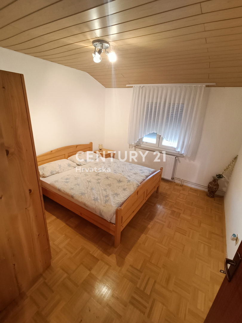 KRK, CASA CON DUE APPARTAMENTI SEPARATI E BEL GIARDINO, A 2 KM DAL MARE