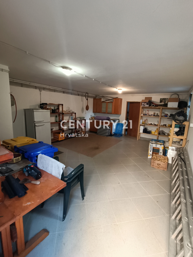 KRK, CASA CON DUE APPARTAMENTI SEPARATI E BEL GIARDINO, A 2 KM DAL MARE