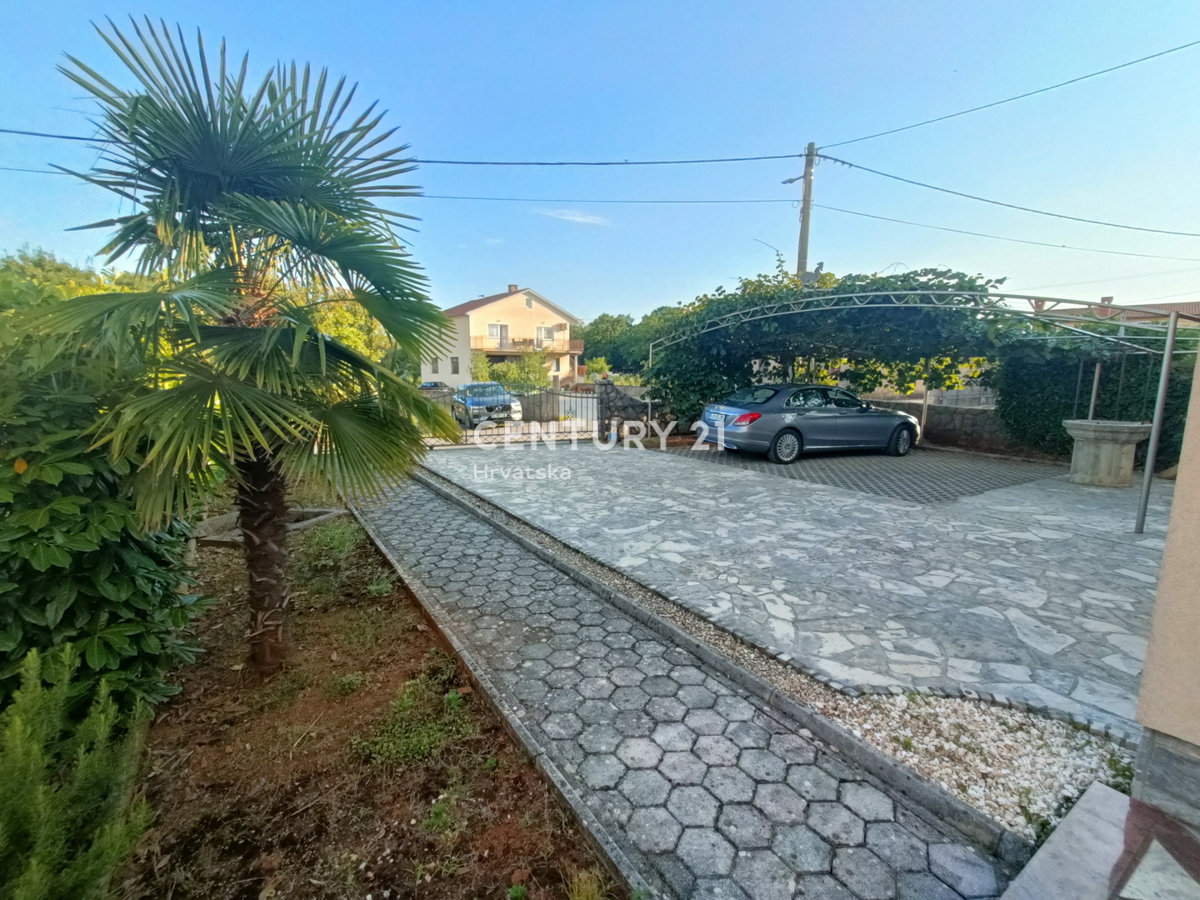 KRK, CASA CON DUE APPARTAMENTI SEPARATI E BEL GIARDINO, A 2 KM DAL MARE