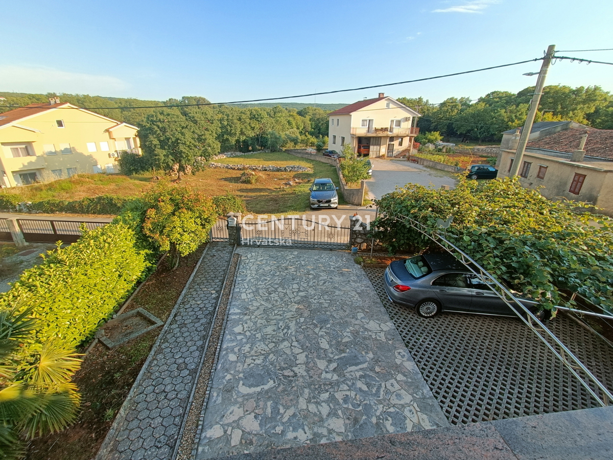 KRK, CASA CON DUE APPARTAMENTI SEPARATI E BEL GIARDINO, A 2 KM DAL MARE