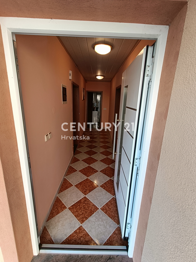 KRK, CASA CON DUE APPARTAMENTI SEPARATI E BEL GIARDINO, A 2 KM DAL MARE