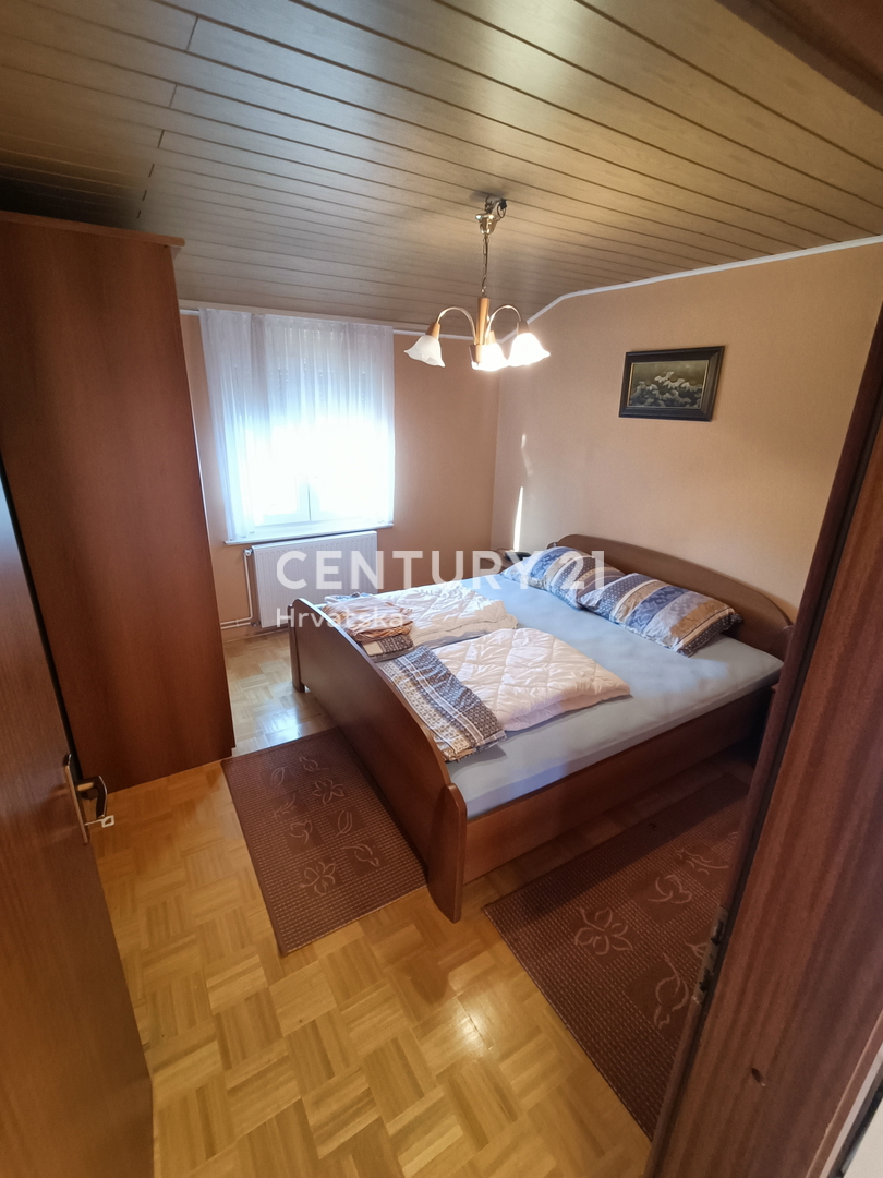 KRK, CASA CON DUE APPARTAMENTI SEPARATI E BEL GIARDINO, A 2 KM DAL MARE