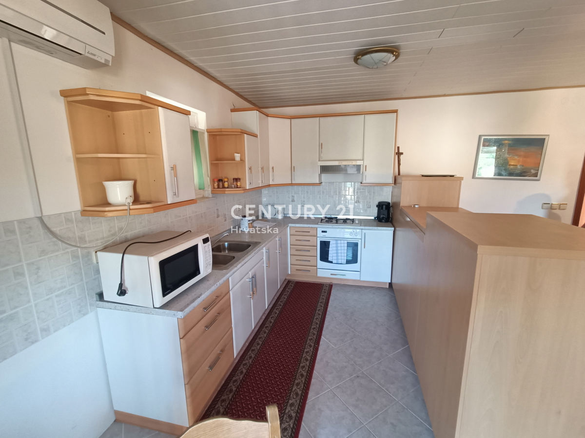 KRK, CASA CON DUE APPARTAMENTI SEPARATI E BEL GIARDINO, A 2 KM DAL MARE