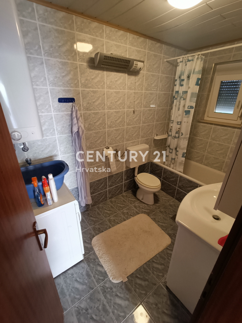 KRK, CASA CON DUE APPARTAMENTI SEPARATI E BEL GIARDINO, A 2 KM DAL MARE