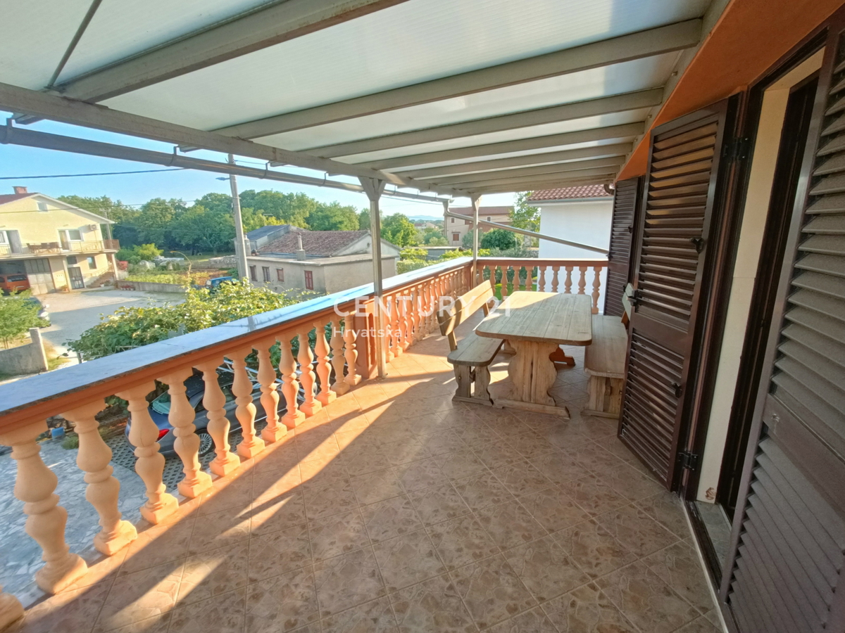 KRK, CASA CON DUE APPARTAMENTI SEPARATI E BEL GIARDINO, A 2 KM DAL MARE