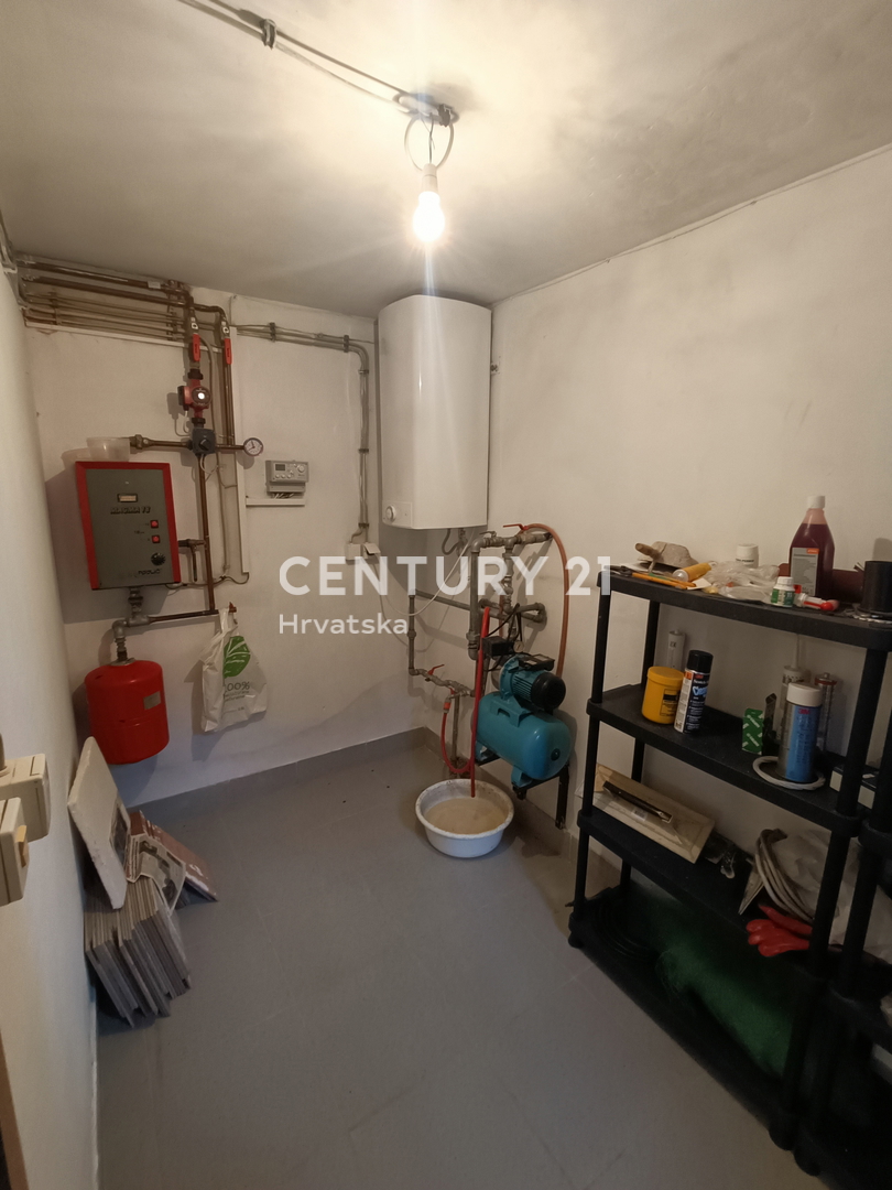 KRK, CASA CON DUE APPARTAMENTI SEPARATI E BEL GIARDINO, A 2 KM DAL MARE