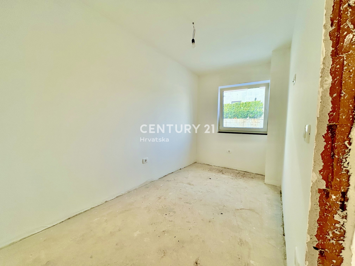 UMAG, NUOVA COSTRUZIONE, APPARTAMENTO AL PIANO TERRA CON GIARDINO A SOLI 400 METRI DALLA SPIAGGIA