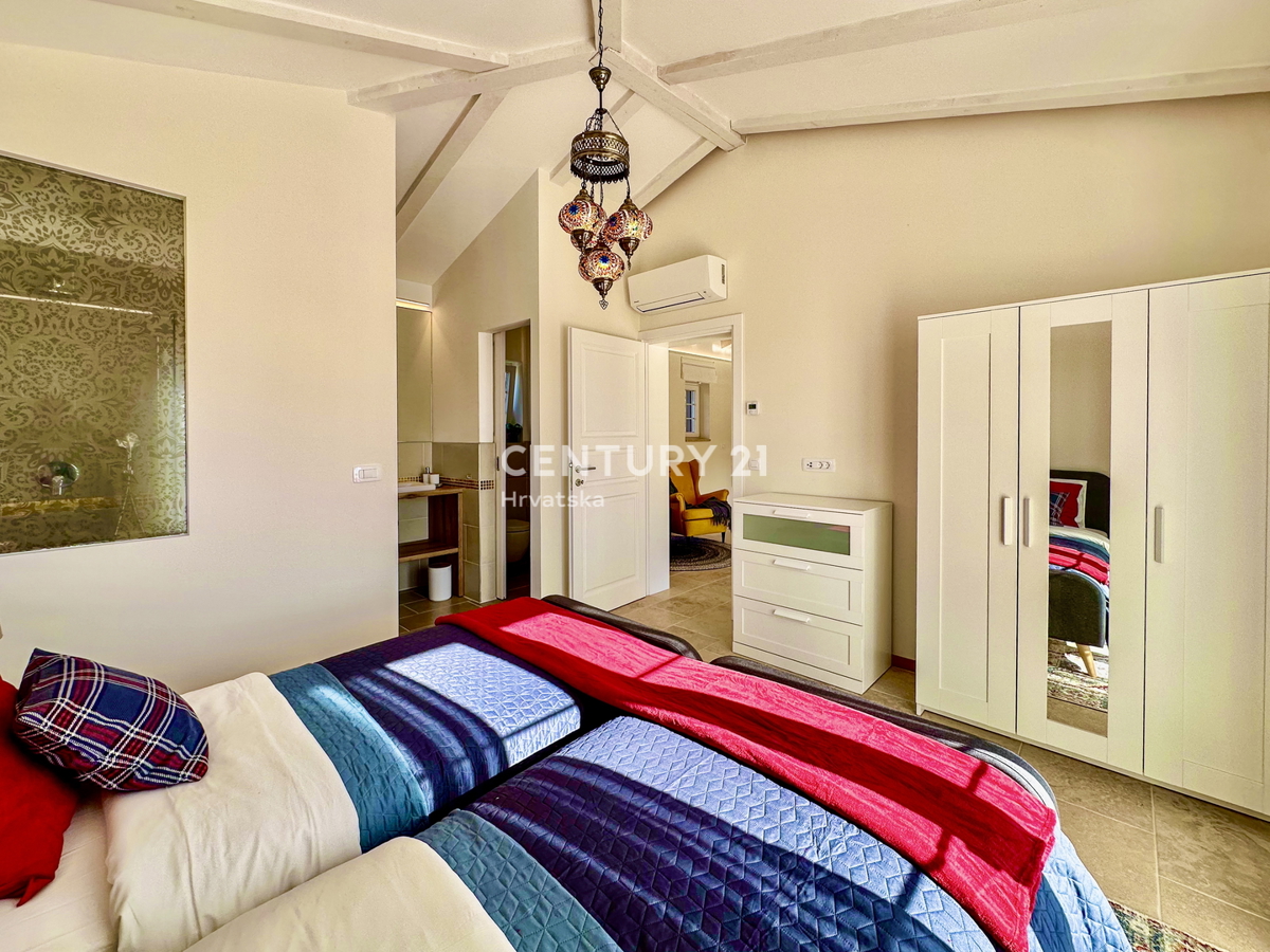 POREČ, DINTORNI, VILLA ECCELLENTE IN OTTIMA POSIZIONE