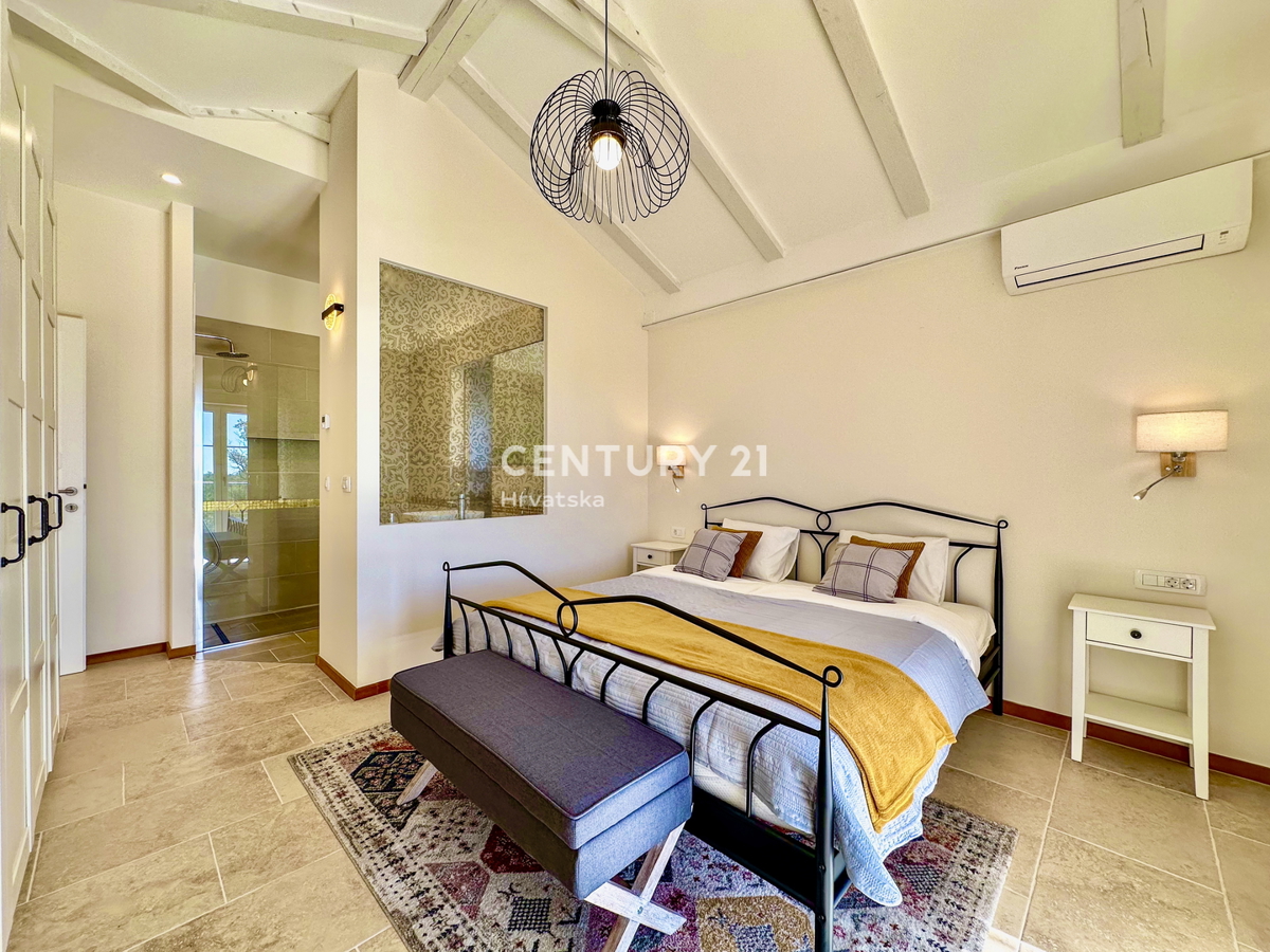 POREČ, DINTORNI, VILLA ECCELLENTE IN OTTIMA POSIZIONE