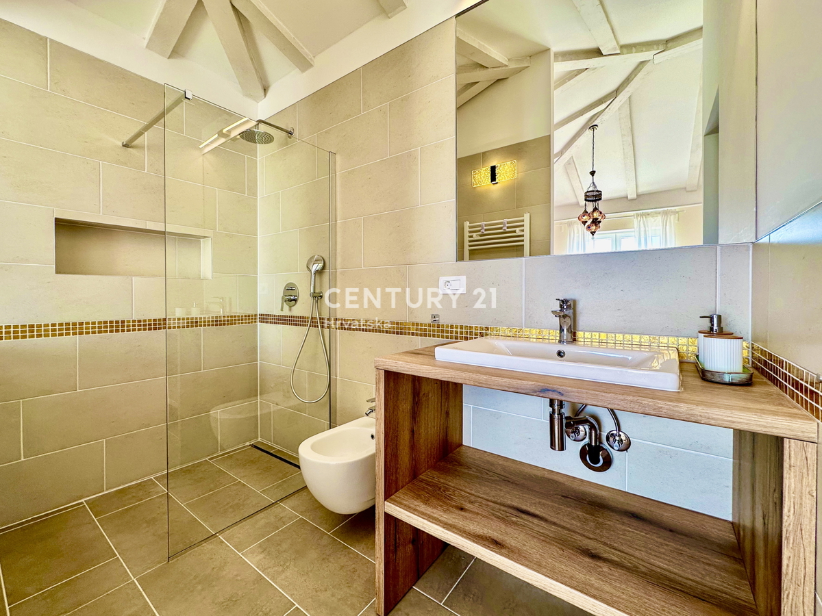 POREČ, DINTORNI, VILLA ECCELLENTE IN OTTIMA POSIZIONE