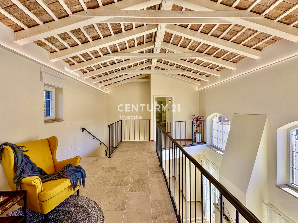 POREČ, DINTORNI, VILLA ECCELLENTE IN OTTIMA POSIZIONE