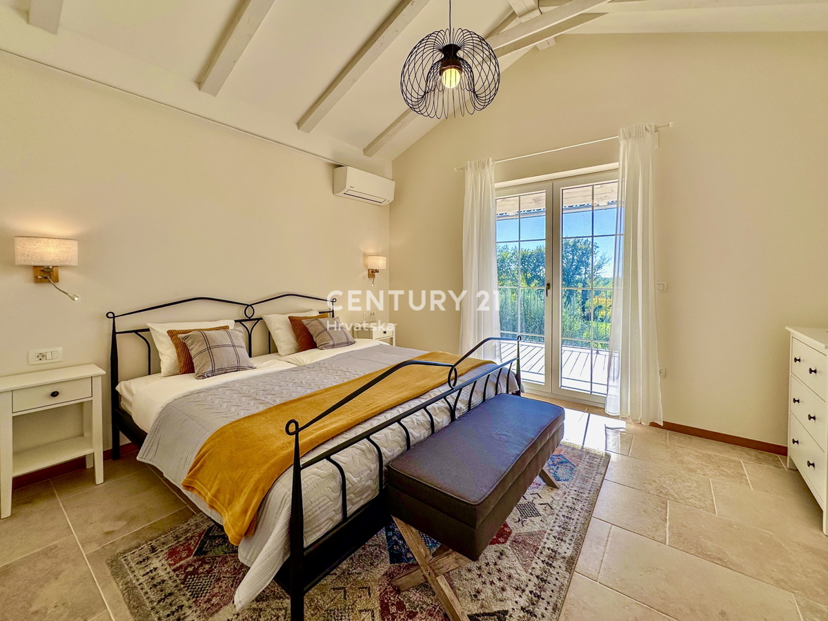 POREČ, DINTORNI, VILLA ECCELLENTE IN OTTIMA POSIZIONE