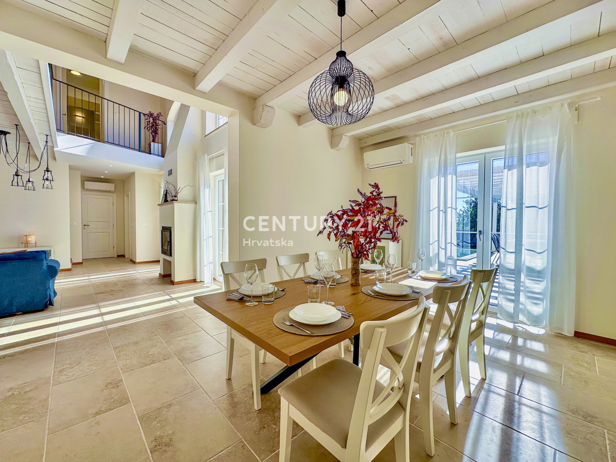 POREČ, DINTORNI, VILLA ECCELLENTE IN OTTIMA POSIZIONE