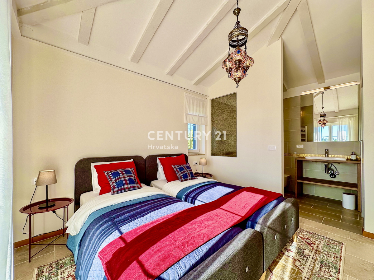 POREČ, DINTORNI, VILLA ECCELLENTE IN OTTIMA POSIZIONE