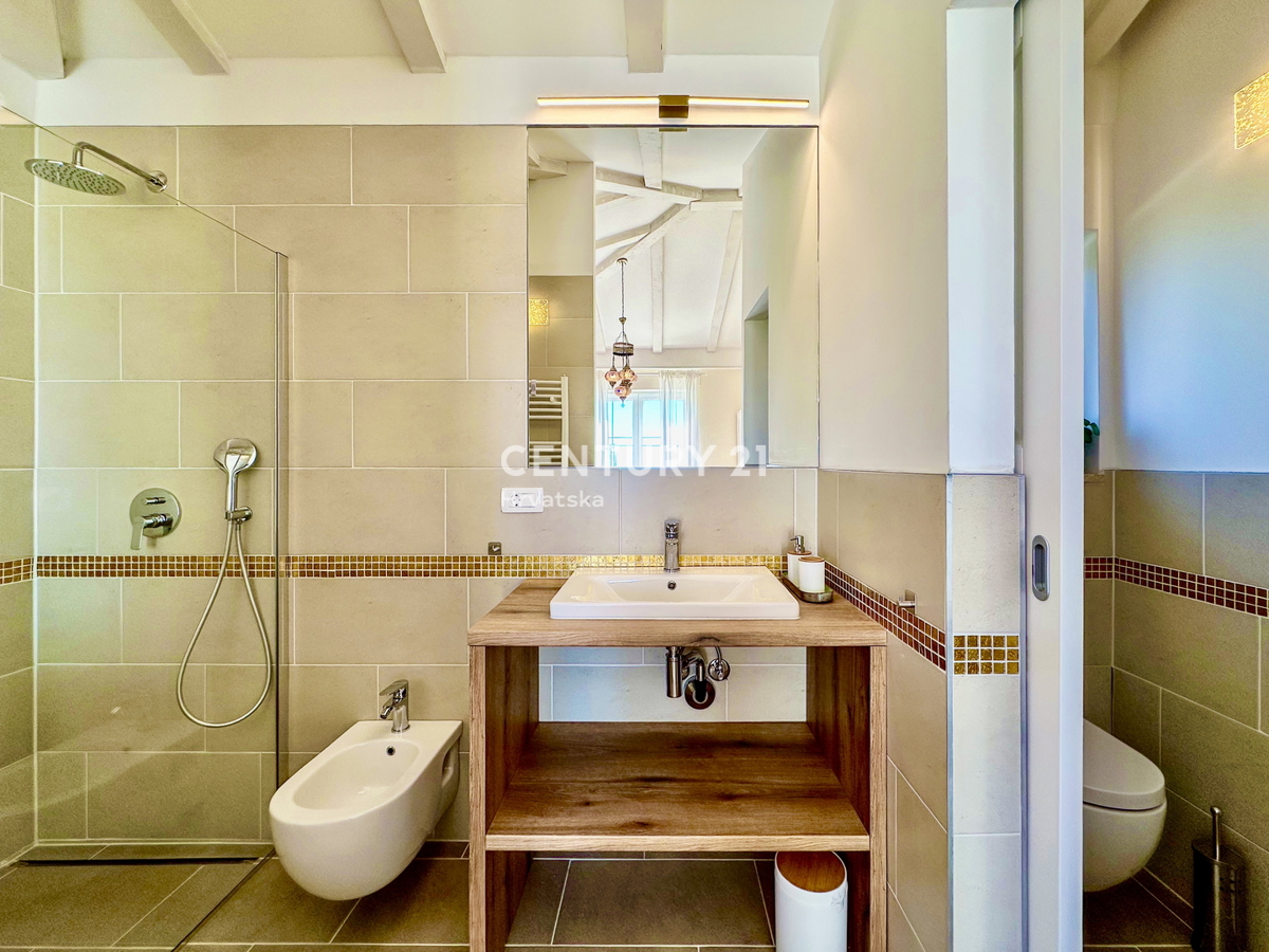 POREČ, DINTORNI, VILLA ECCELLENTE IN OTTIMA POSIZIONE