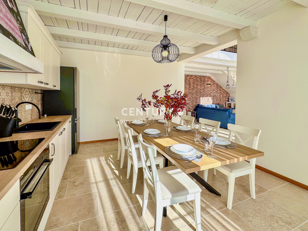 POREČ, DINTORNI, VILLA ECCELLENTE IN OTTIMA POSIZIONE