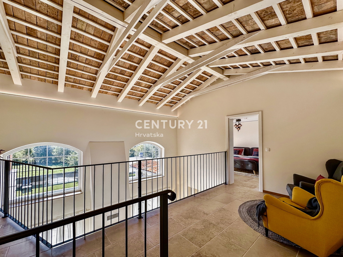 POREČ, DINTORNI, VILLA ECCELLENTE IN OTTIMA POSIZIONE