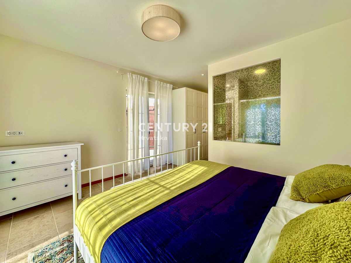 POREČ, DINTORNI, VILLA ECCELLENTE IN OTTIMA POSIZIONE