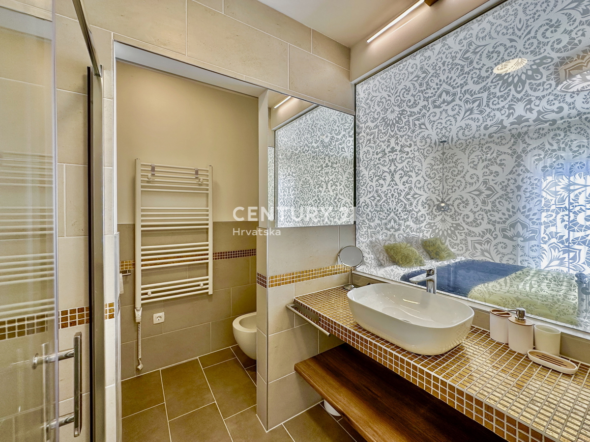 POREČ, DINTORNI, VILLA ECCELLENTE IN OTTIMA POSIZIONE