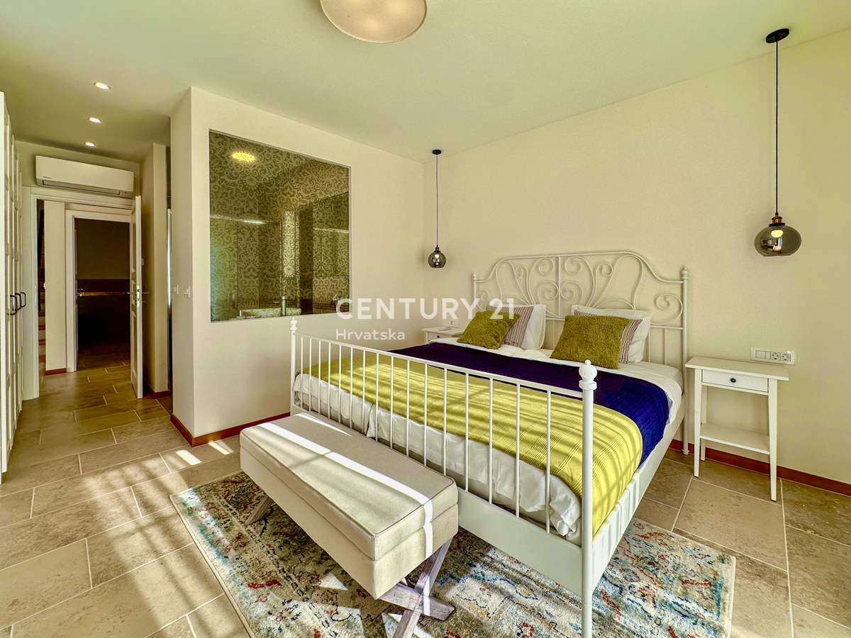 POREČ, DINTORNI, VILLA ECCELLENTE IN OTTIMA POSIZIONE