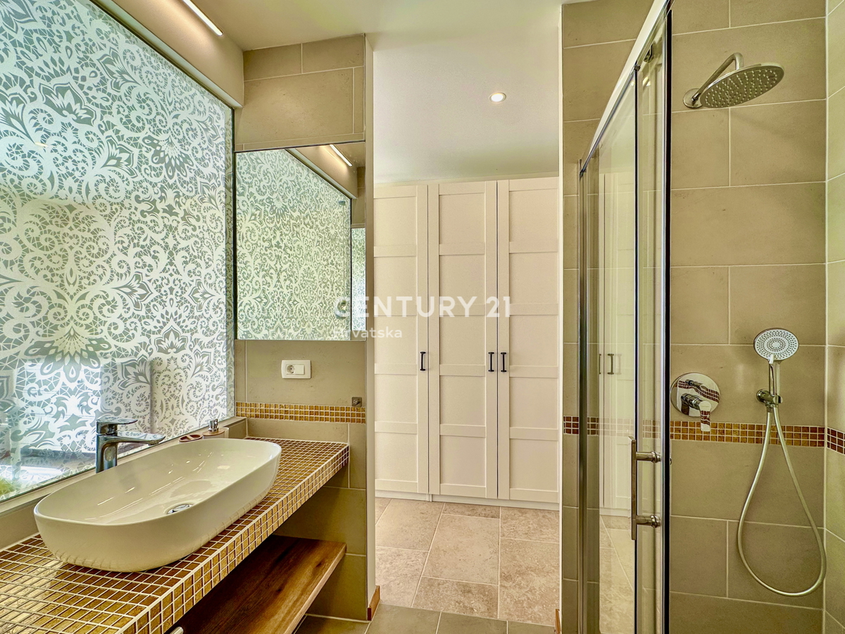 POREČ, DINTORNI, VILLA ECCELLENTE IN OTTIMA POSIZIONE