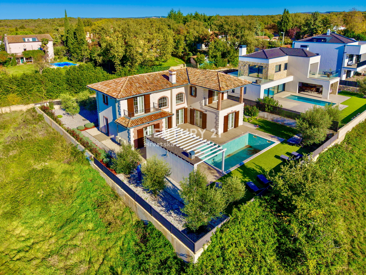 POREČ, DINTORNI, VILLA ECCELLENTE IN OTTIMA POSIZIONE