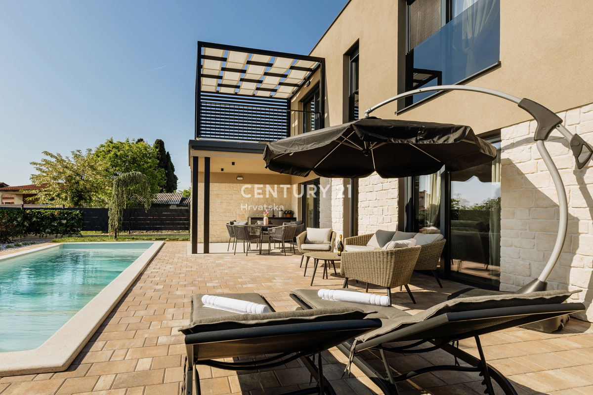 TAR, NUOVA, MODERNA CASA CON PISCINA IN CENTRO, A 3 KM DAL MARE