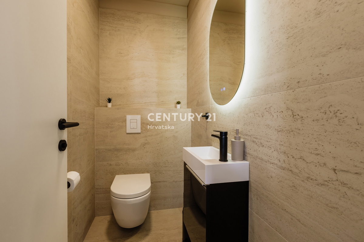 TAR, NUOVA, MODERNA CASA CON PISCINA IN CENTRO, A 3 KM DAL MARE