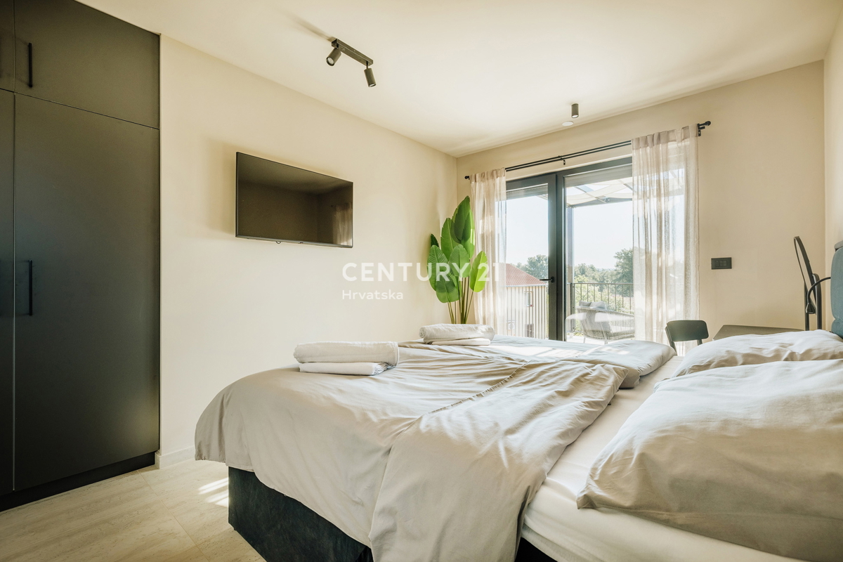 TAR, NUOVA, MODERNA CASA CON PISCINA IN CENTRO, A 3 KM DAL MARE