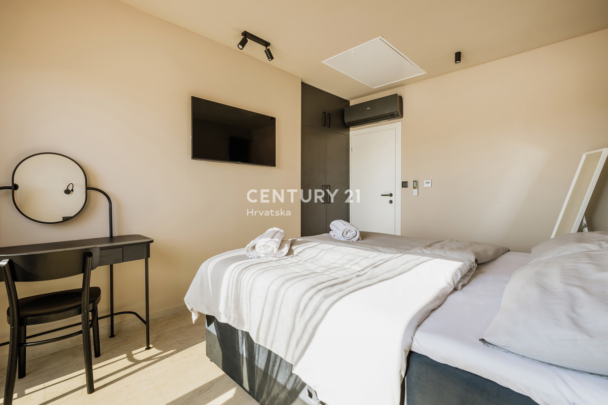 TAR, NUOVA, MODERNA CASA CON PISCINA IN CENTRO, A 3 KM DAL MARE