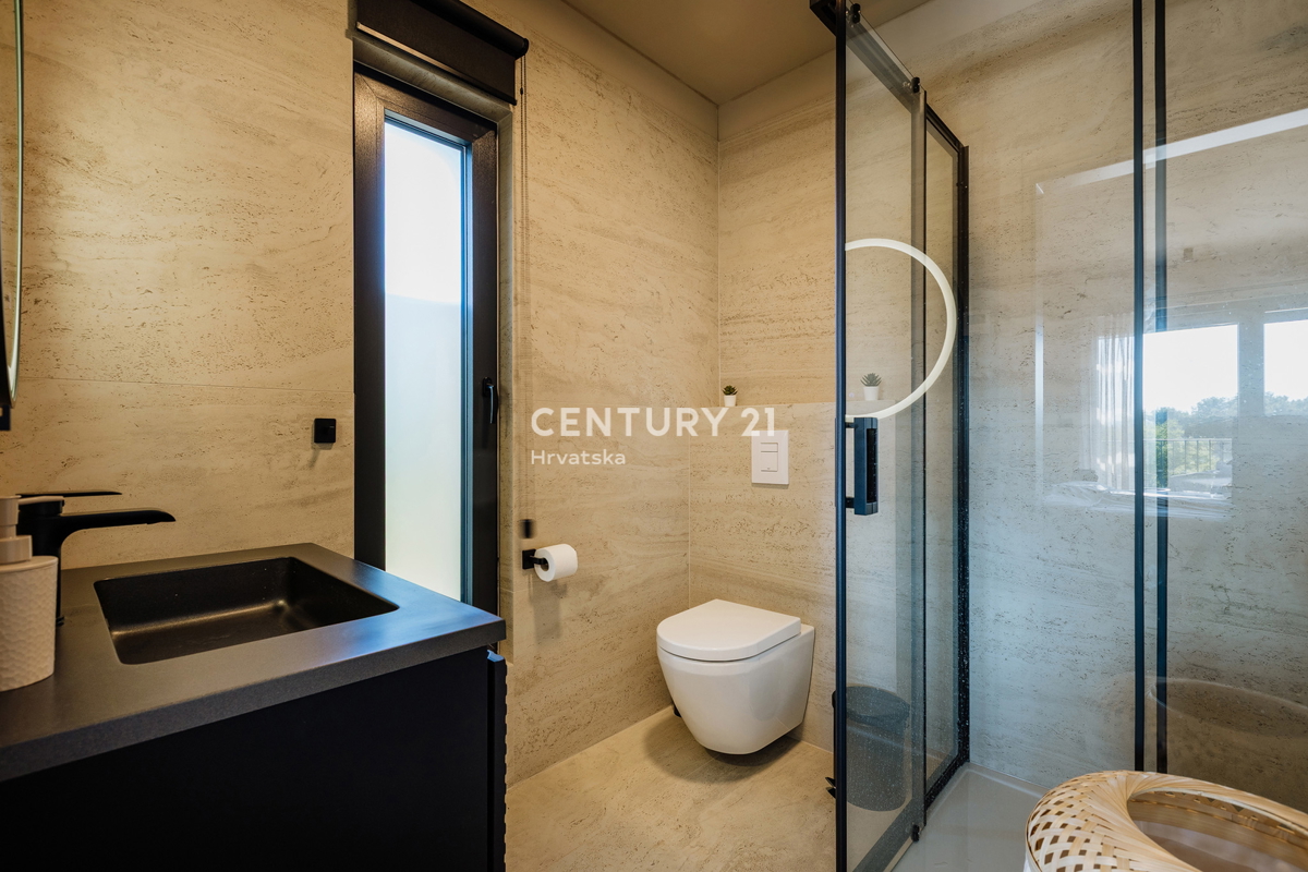 TAR, NUOVA, MODERNA CASA CON PISCINA IN CENTRO, A 3 KM DAL MARE