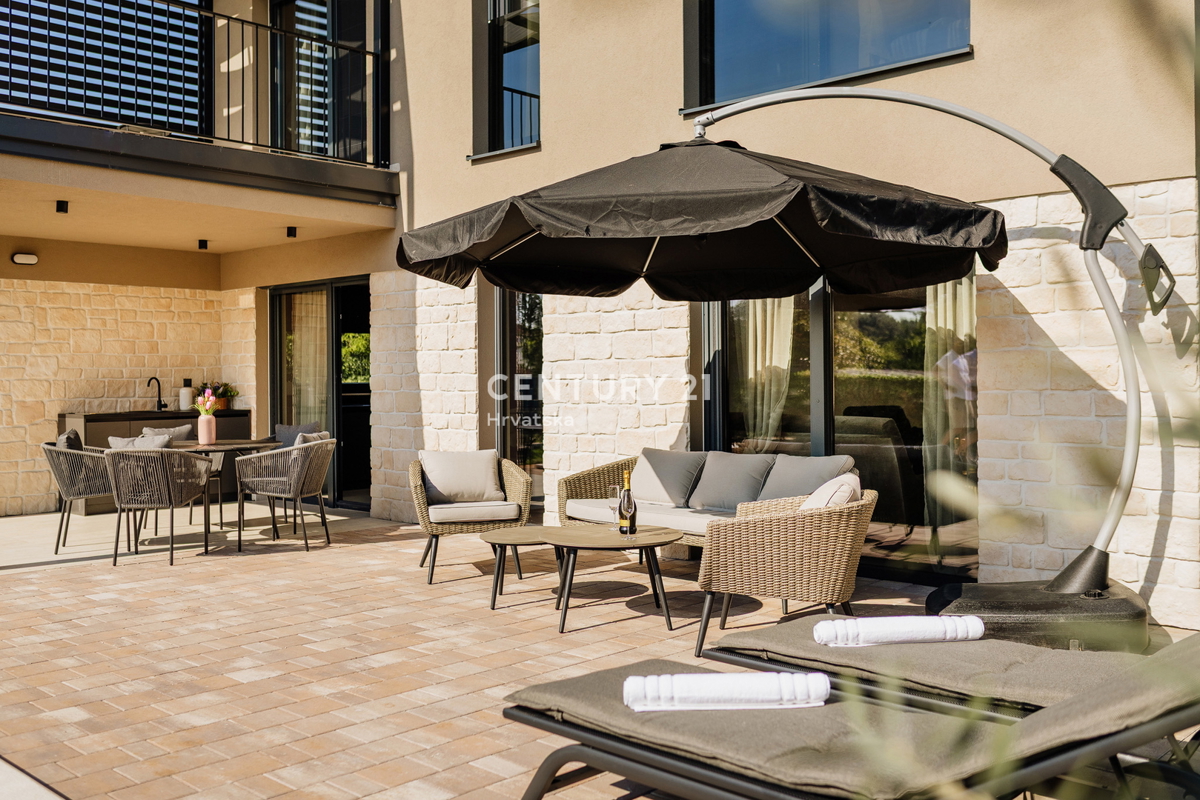 TAR, NUOVA, MODERNA CASA CON PISCINA IN CENTRO, A 3 KM DAL MARE