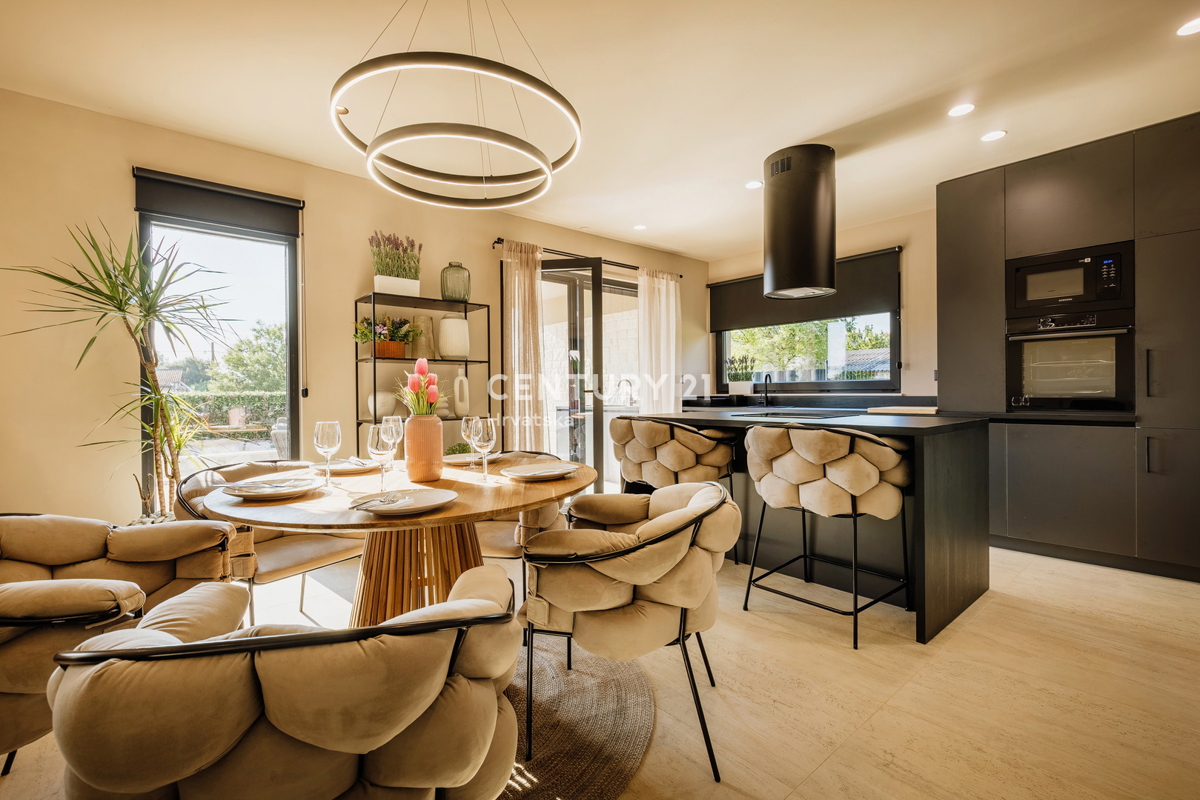 TAR, NUOVA, MODERNA CASA CON PISCINA IN CENTRO, A 3 KM DAL MARE