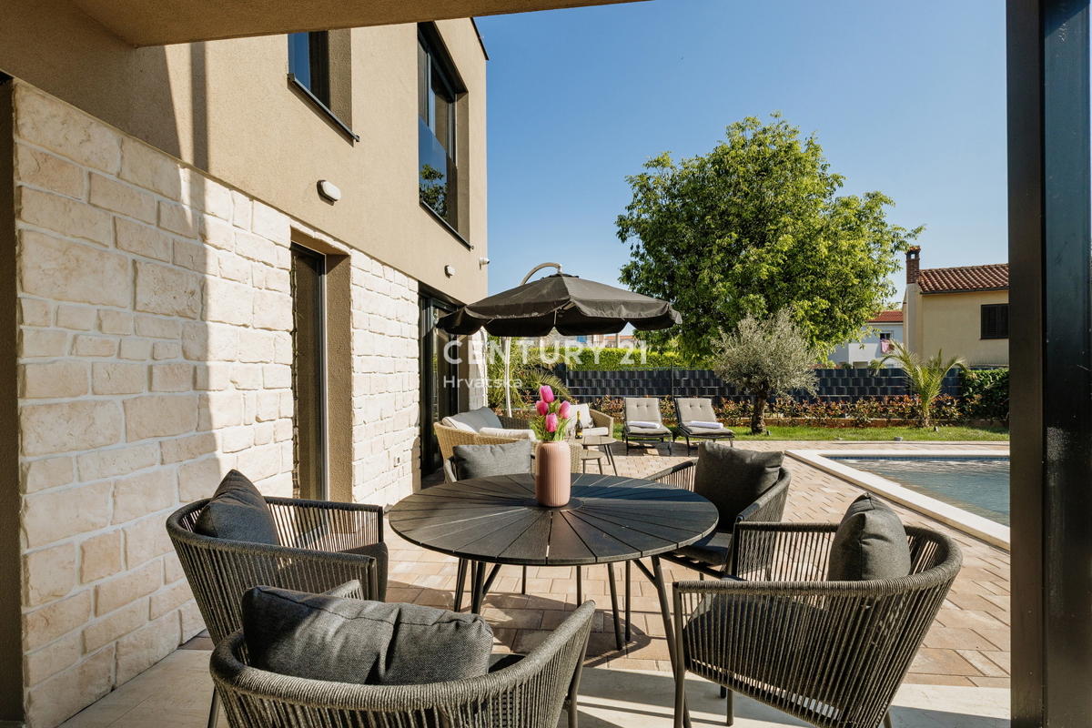 TAR, NUOVA, MODERNA CASA CON PISCINA IN CENTRO, A 3 KM DAL MARE