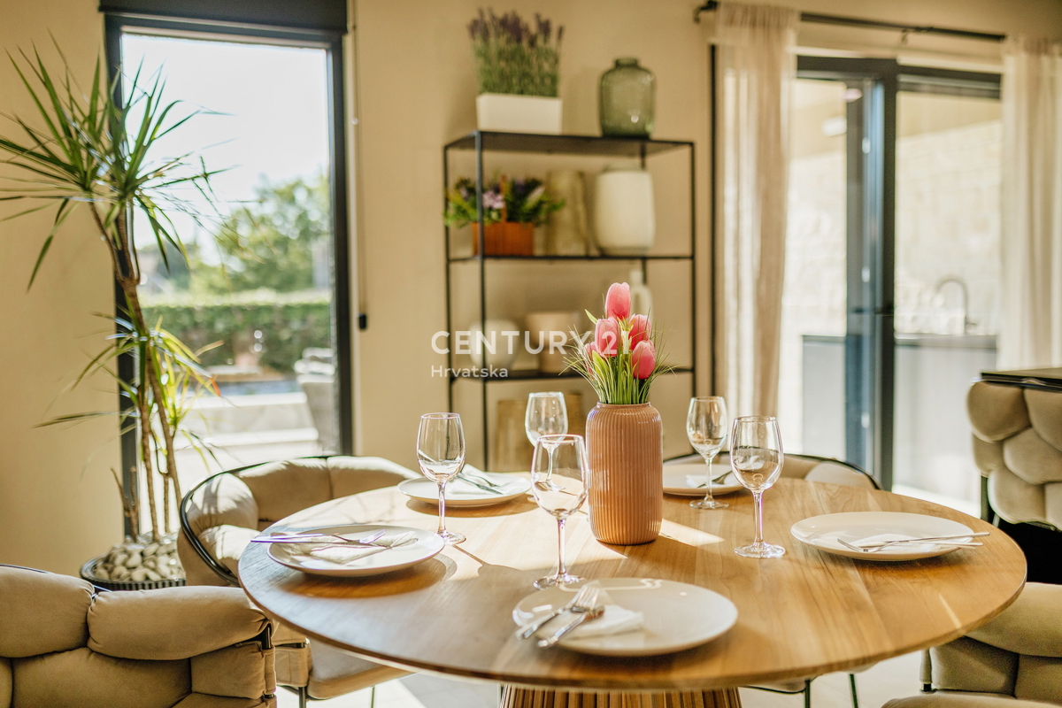 TAR, NUOVA, MODERNA CASA CON PISCINA IN CENTRO, A 3 KM DAL MARE