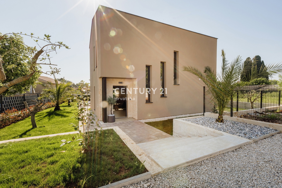 TAR, NUOVA, MODERNA CASA CON PISCINA IN CENTRO, A 3 KM DAL MARE