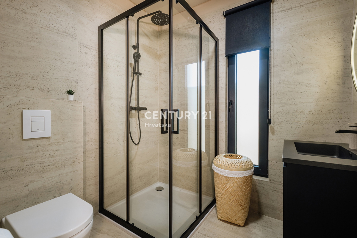 TAR, NUOVA, MODERNA CASA CON PISCINA IN CENTRO, A 3 KM DAL MARE