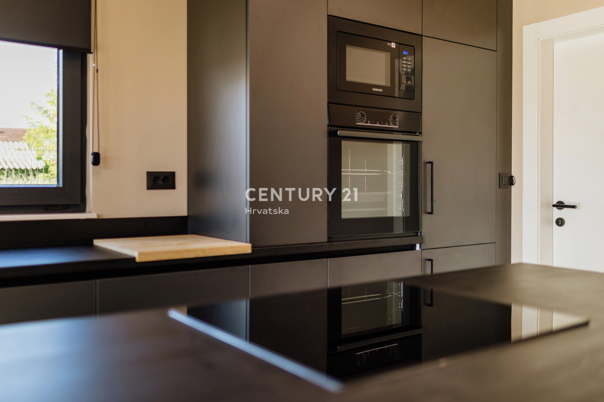 TAR, NUOVA, MODERNA CASA CON PISCINA IN CENTRO, A 3 KM DAL MARE