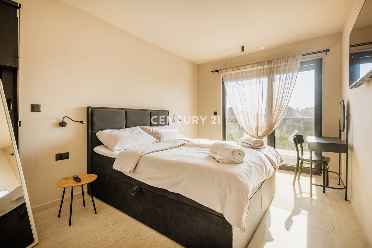 TAR, NUOVA, MODERNA CASA CON PISCINA IN CENTRO, A 3 KM DAL MARE