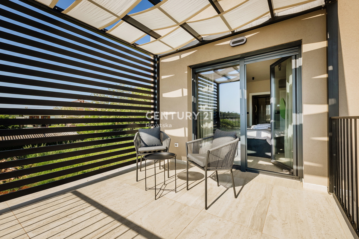 TAR, NUOVA, MODERNA CASA CON PISCINA IN CENTRO, A 3 KM DAL MARE