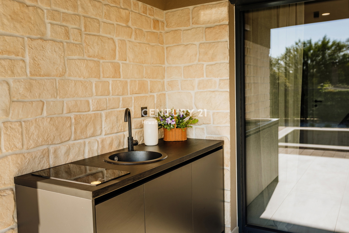 TAR, NUOVA, MODERNA CASA CON PISCINA IN CENTRO, A 3 KM DAL MARE