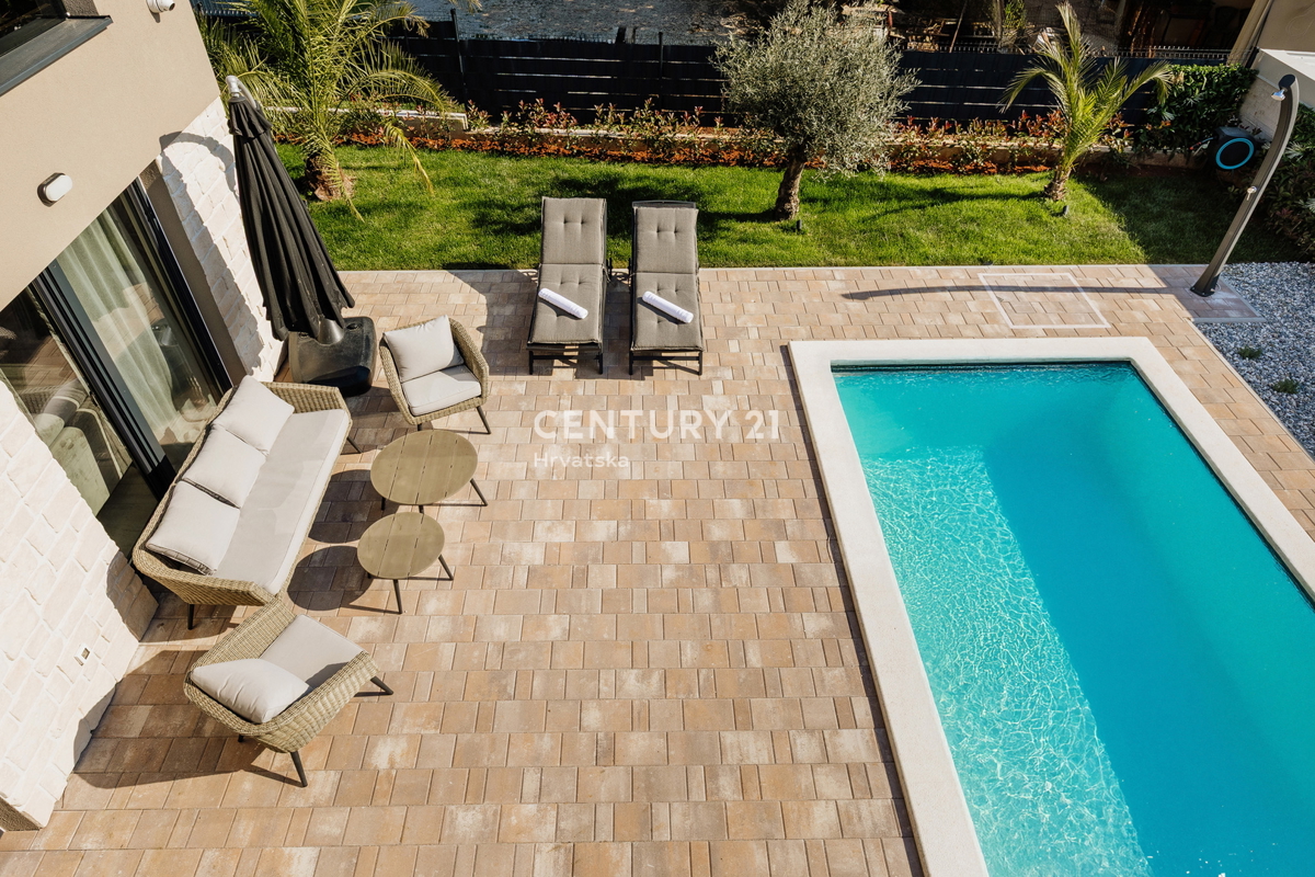 TAR, NUOVA, MODERNA CASA CON PISCINA IN CENTRO, A 3 KM DAL MARE