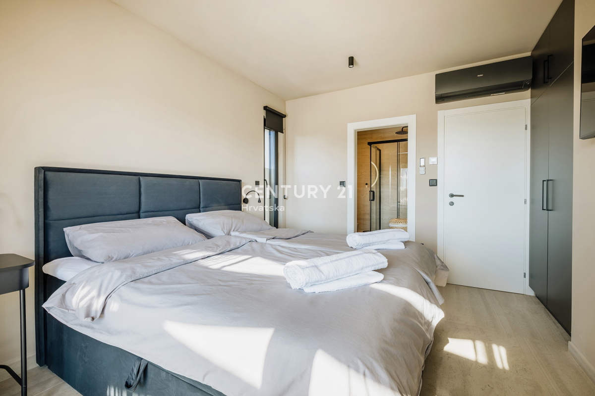 TAR, NUOVA, MODERNA CASA CON PISCINA IN CENTRO, A 3 KM DAL MARE