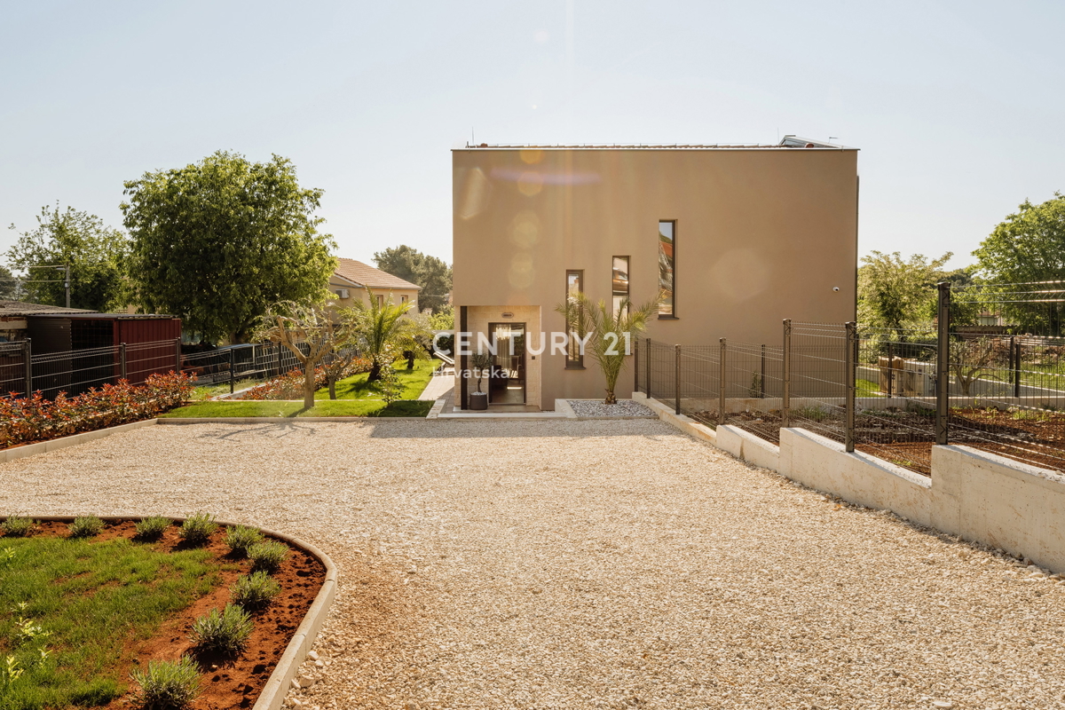 TAR, NUOVA, MODERNA CASA CON PISCINA IN CENTRO, A 3 KM DAL MARE