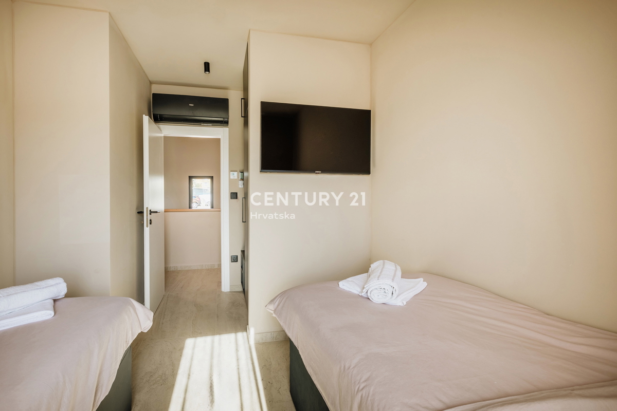 TAR, NUOVA, MODERNA CASA CON PISCINA IN CENTRO, A 3 KM DAL MARE