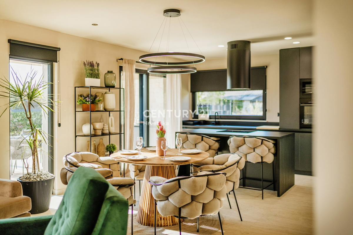 TAR, NUOVA, MODERNA CASA CON PISCINA IN CENTRO, A 3 KM DAL MARE